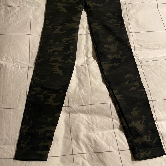 SPANX Look at Me Now Seamless Leggings in Green Camo - Picture 2 of 4